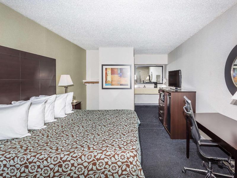 Days Inn By Wyndham Hendersonville image