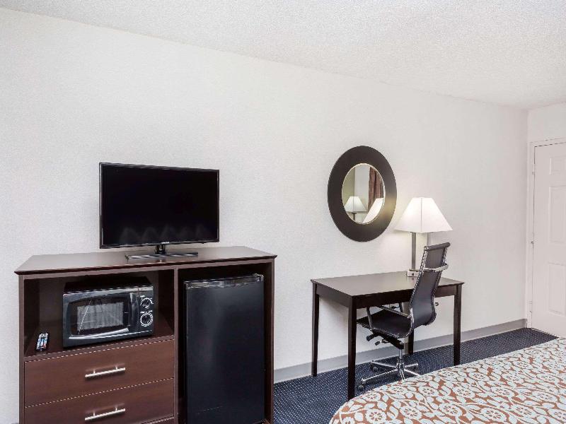 Days Inn By Wyndham Hendersonville image