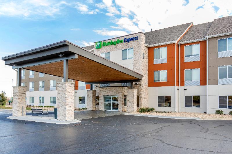 Holiday Inn Express & Suites Chicago West - St Cha