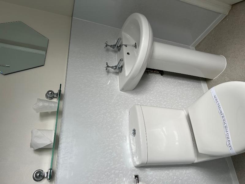 Crown and Cushion image