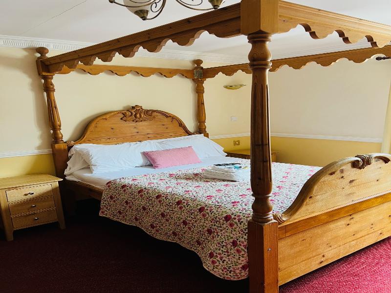 Crown and Cushion image