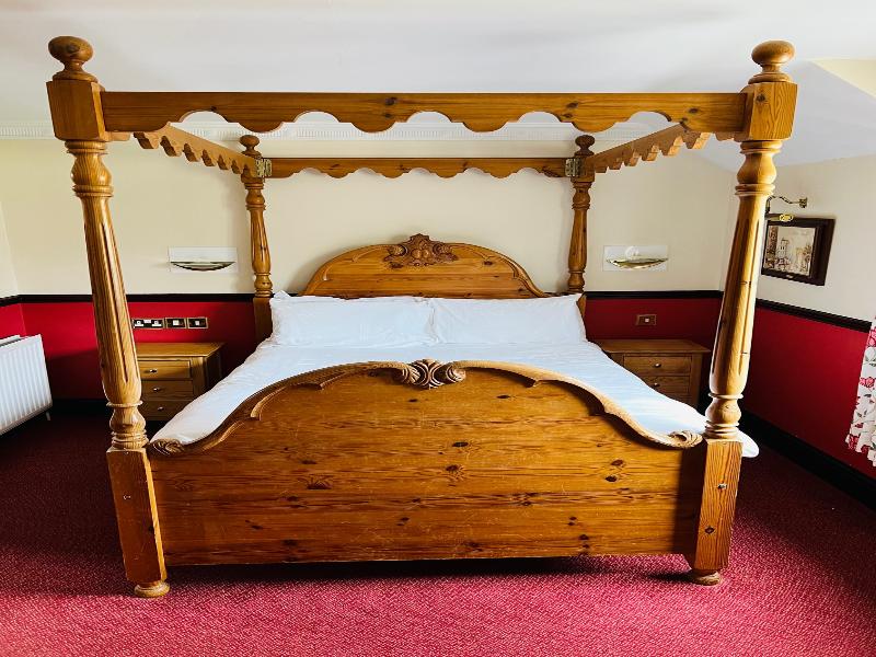Crown and Cushion image