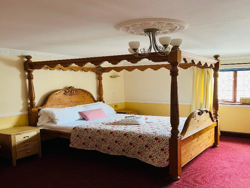 Crown and Cushion image