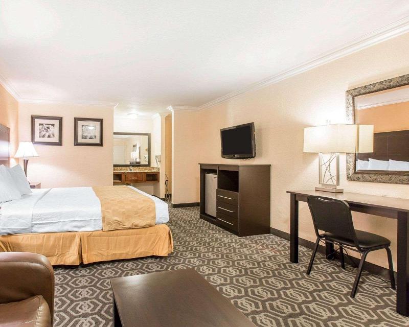 Rodeway Inn & Suites Colton-Riverside