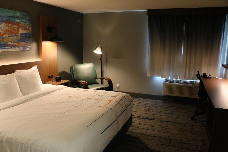 La Quinta Inn & Suites Chicago Gurnee image