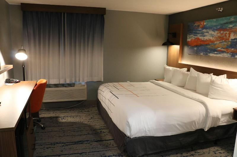 La Quinta Inn & Suites Chicago Gurnee image