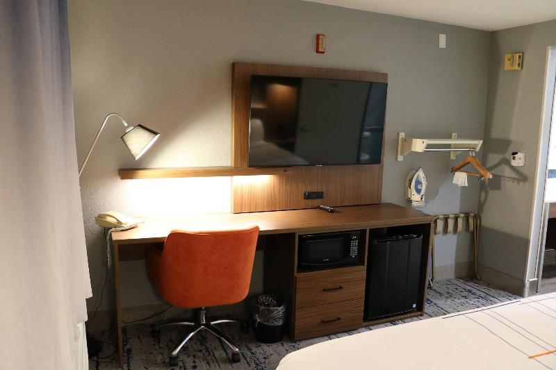 La Quinta Inn & Suites Chicago Gurnee image
