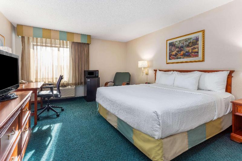 La Quinta Inn & Suites Chicago Gurnee image