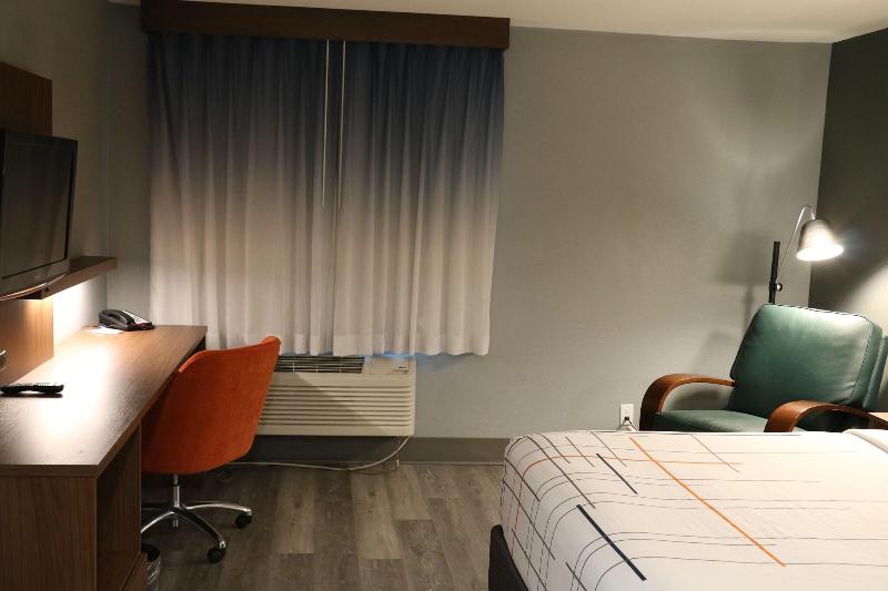 La Quinta Inn & Suites Chicago Gurnee image