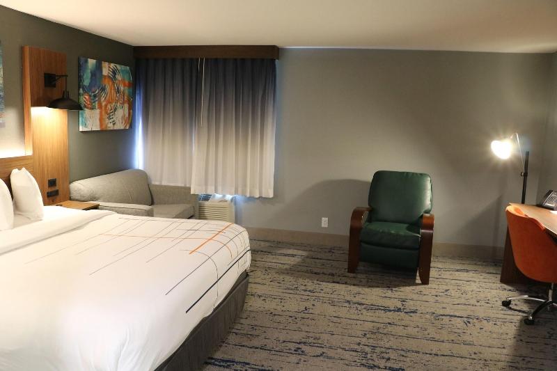 La Quinta Inn & Suites Chicago Gurnee image