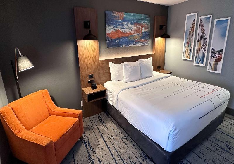La Quinta Inn & Suites Chicago Gurnee image