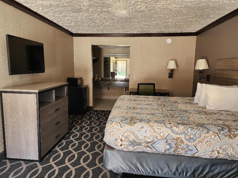 Executive Inn Northwest image