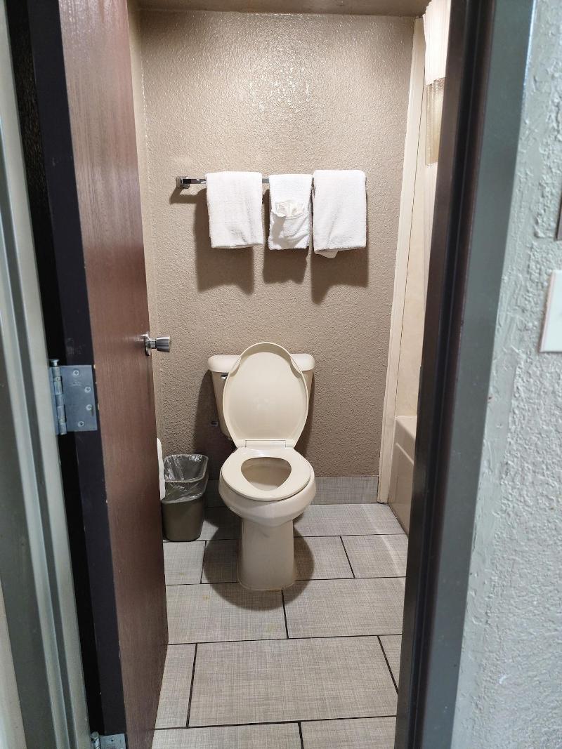 Executive Inn Northwest image 8