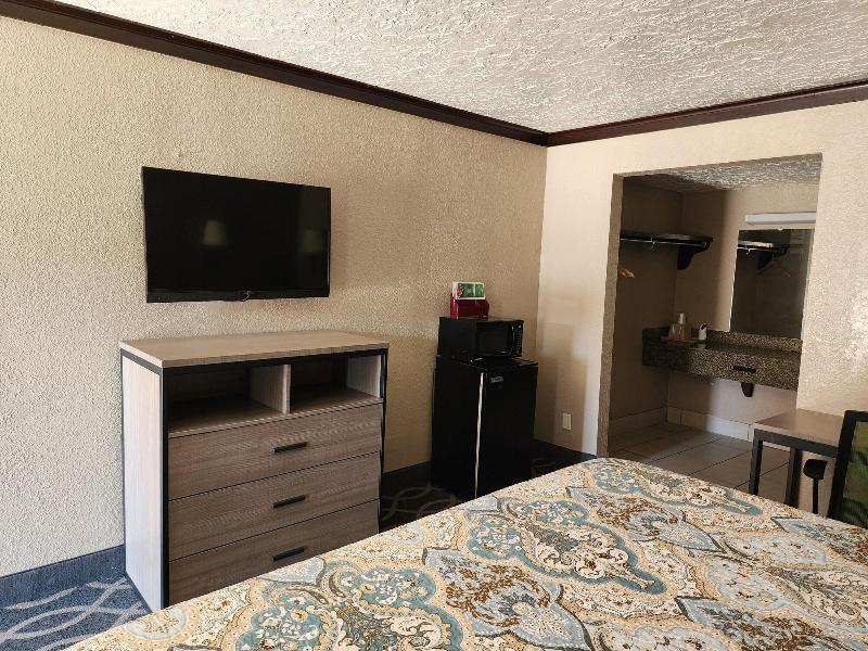Executive Inn Northwest image 2