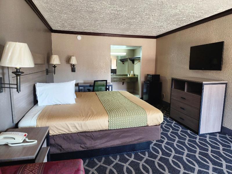 Executive Inn Northwest image 1