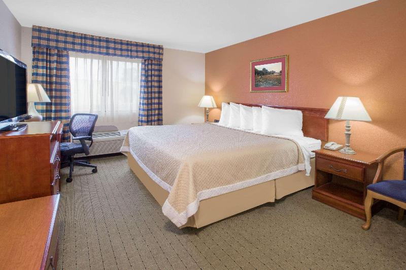 Days Inn by Wyndham Hillsdale image 7