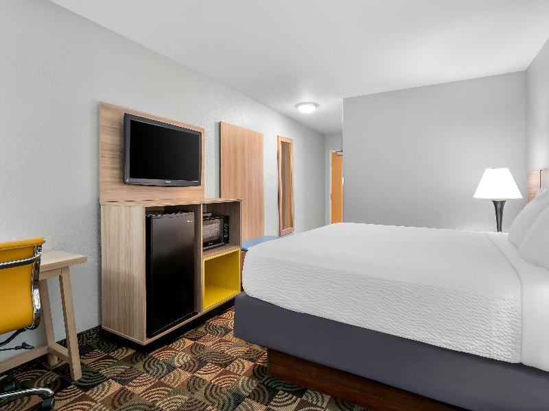 Days Inn by Wyndham Hillsdale image