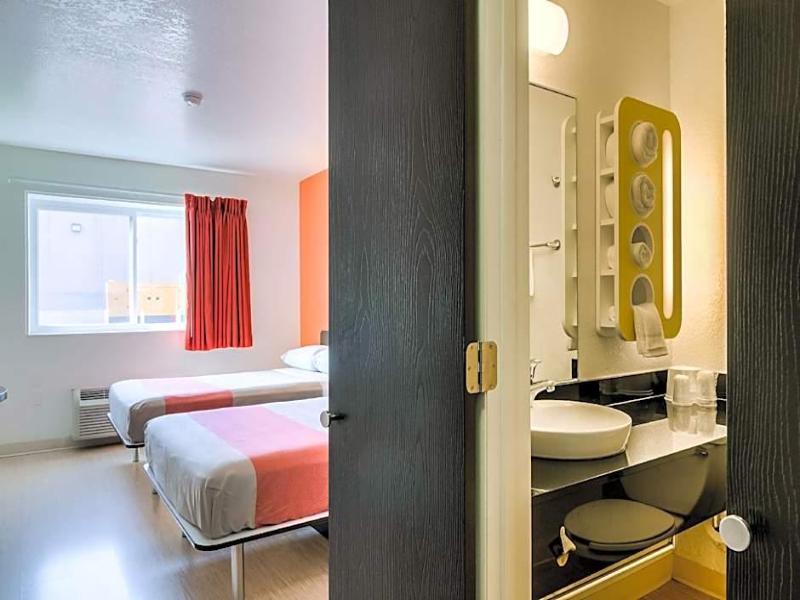 Motel 6 Chicago North Central-Arlington Heights image