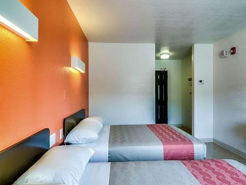 Motel 6 Chicago North Central-Arlington Heights image
