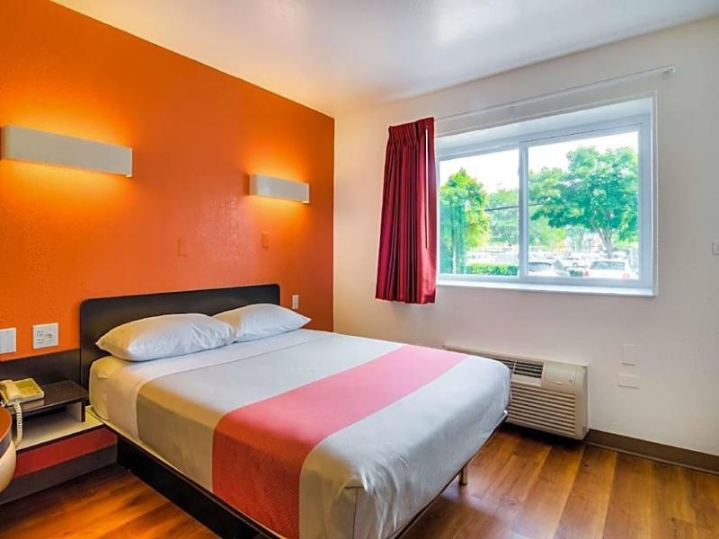 Motel 6 Chicago North Central-Arlington Heights image