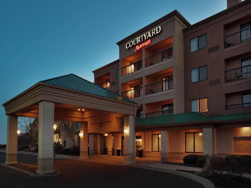 Courtyard Chicago St. Charles image