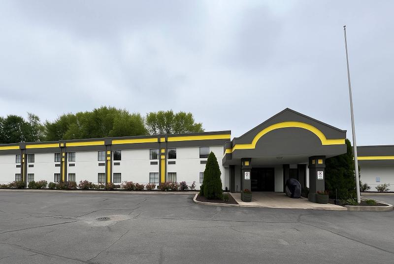 Super 8 by Wyndham Logansport image