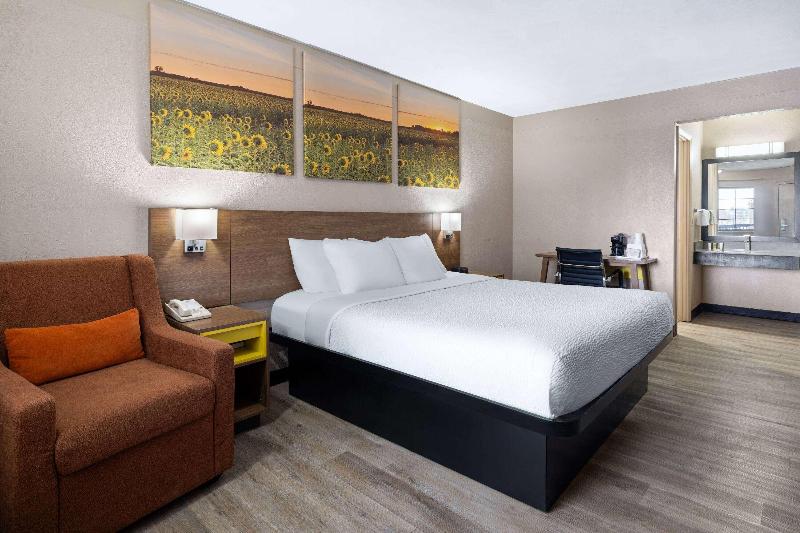 Days Inn & Suites by Wyndham Kokomo image