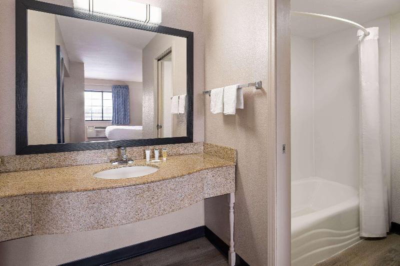 Days Inn & Suites by Wyndham Kokomo image