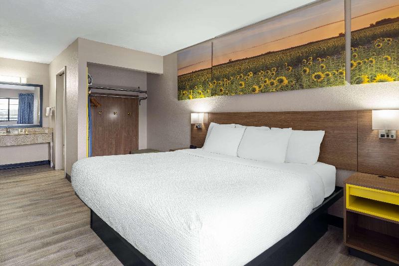 Days Inn & Suites by Wyndham Kokomo image