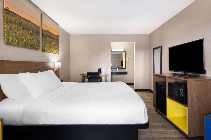 Days Inn & Suites by Wyndham Kokomo image