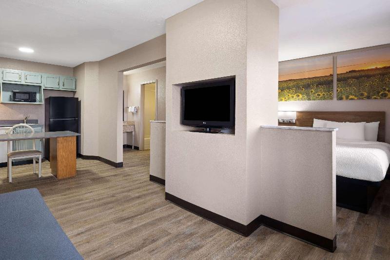 Days Inn & Suites by Wyndham Kokomo image