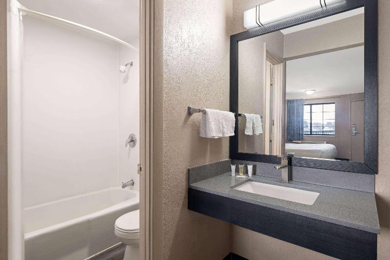 Days Inn & Suites by Wyndham Kokomo image