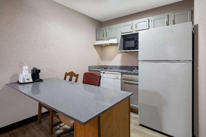 Days Inn & Suites by Wyndham Kokomo image