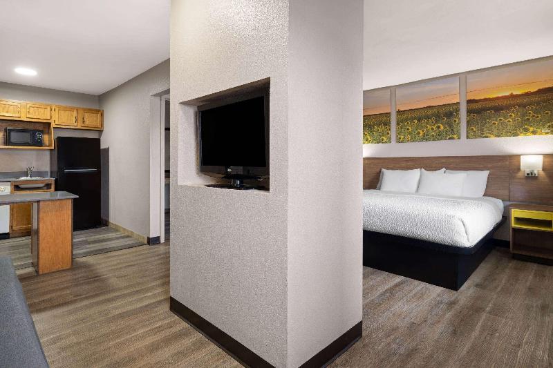 Days Inn & Suites by Wyndham Kokomo image
