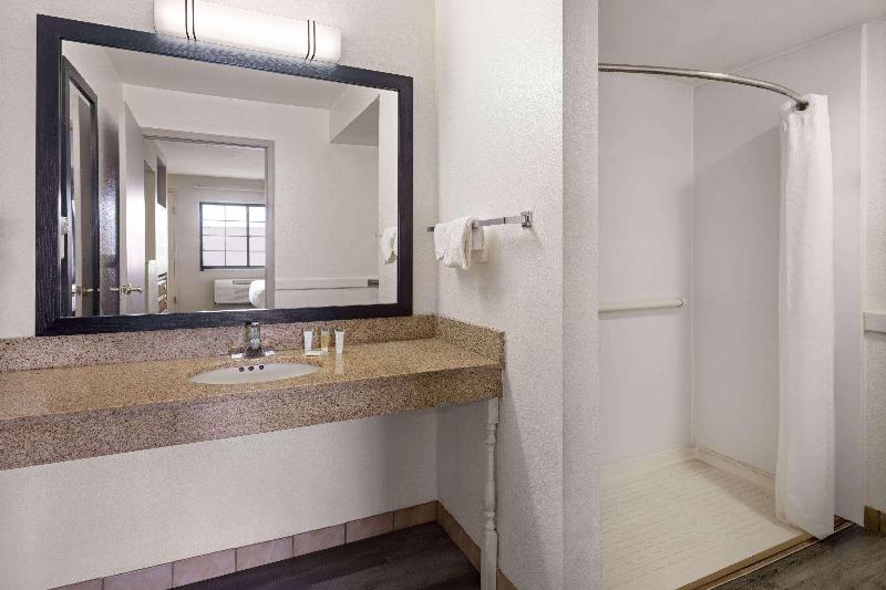 Days Inn & Suites by Wyndham Kokomo image