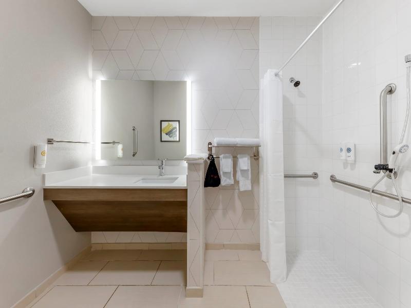 Comfort InnSuites Oklahoma CityNorth Quail Springs image