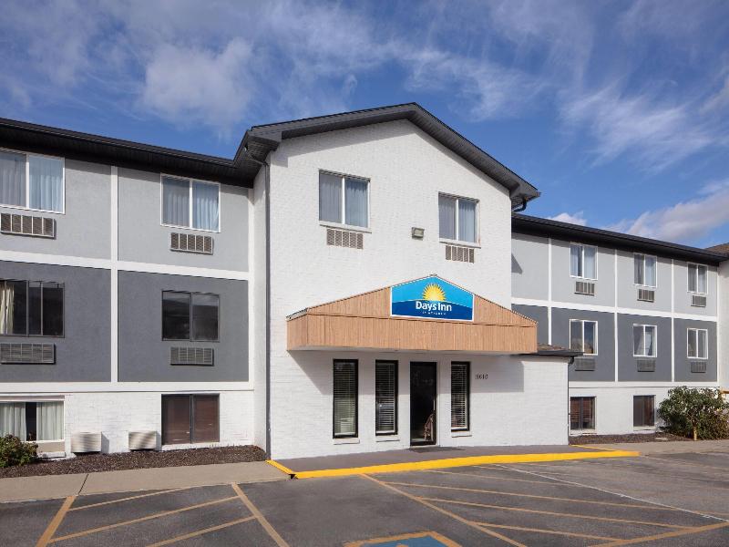 Days Inn by Wyndham Omaha NE image