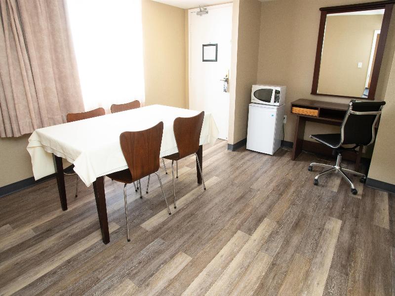 Super 8 by Wyndham Mississauga image