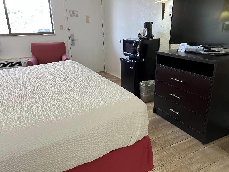 Days Inn by Wyndham Overland Park image