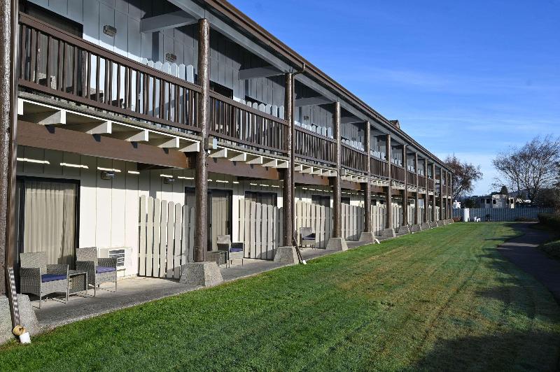 Edgewater Inn And Suites,Coos Bay image