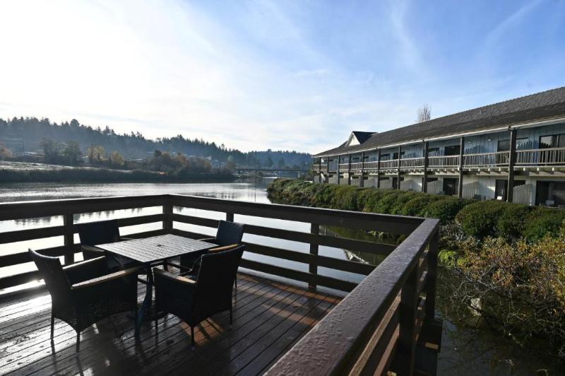 Edgewater Inn And Suites,Coos Bay image