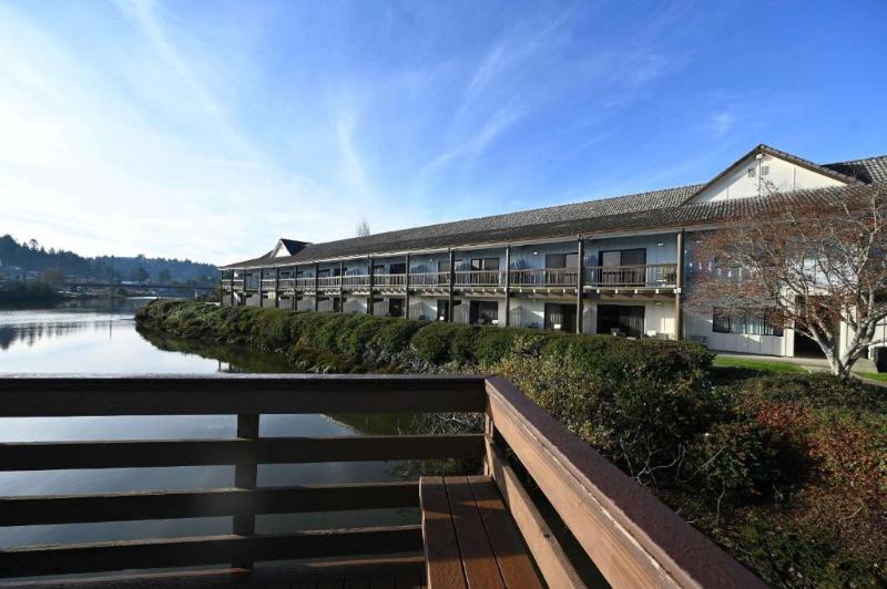 Edgewater Inn And Suites,Coos Bay image