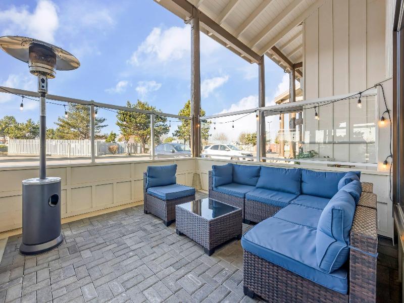 Edgewater Inn And Suites,Coos Bay image