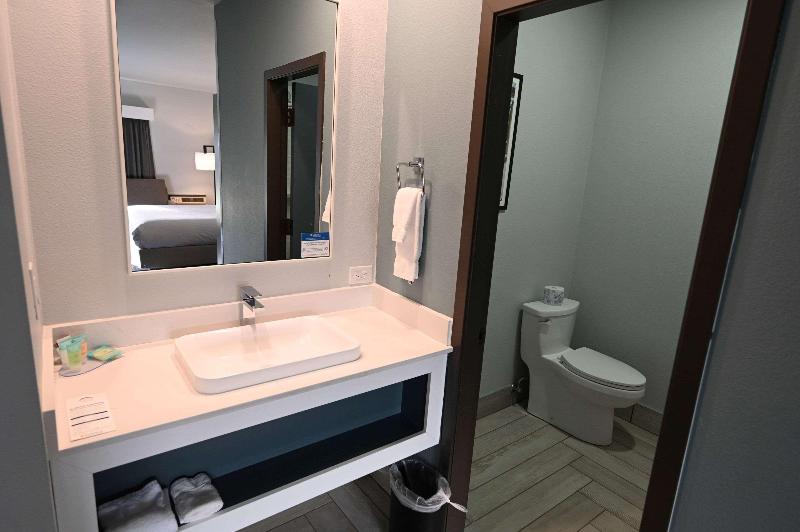 Edgewater Inn And Suites,Coos Bay image