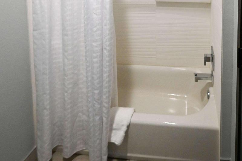 Edgewater Inn And Suites,Coos Bay image