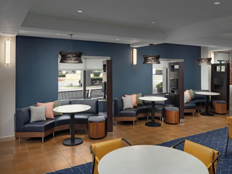Courtyard By Marriott Chicago Midway Airport image