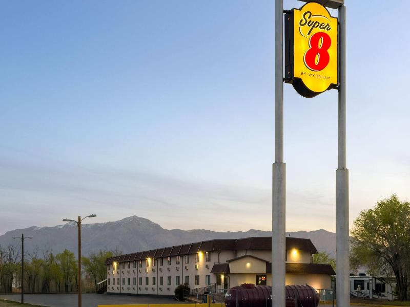 Super 8 By Wyndham Ogden — exterior view
