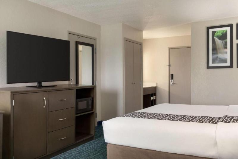 La Quinta Inn Peru Starved Rock State Park image
