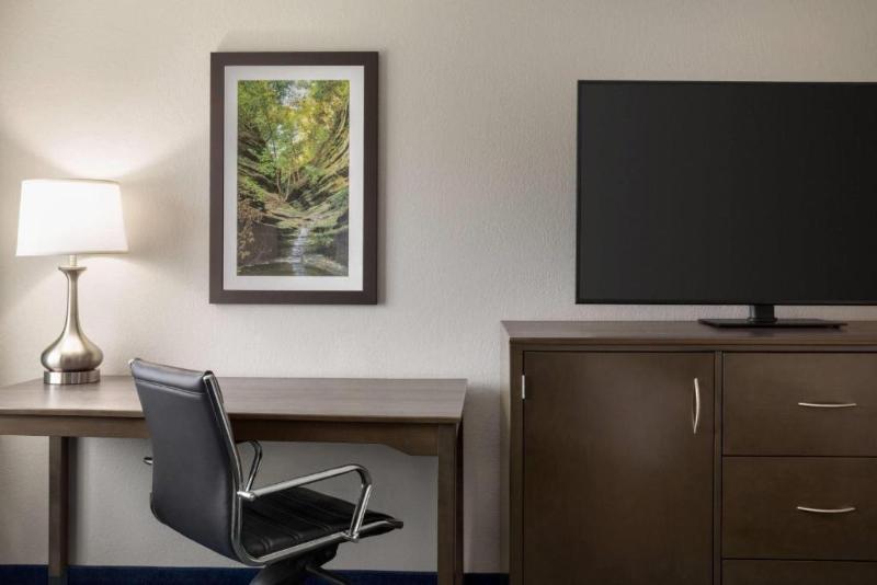 La Quinta Inn Peru Starved Rock State Park image