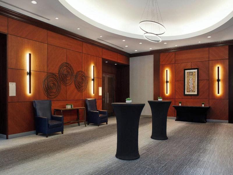 Courtyard By Marriott Hamilton — photo 39